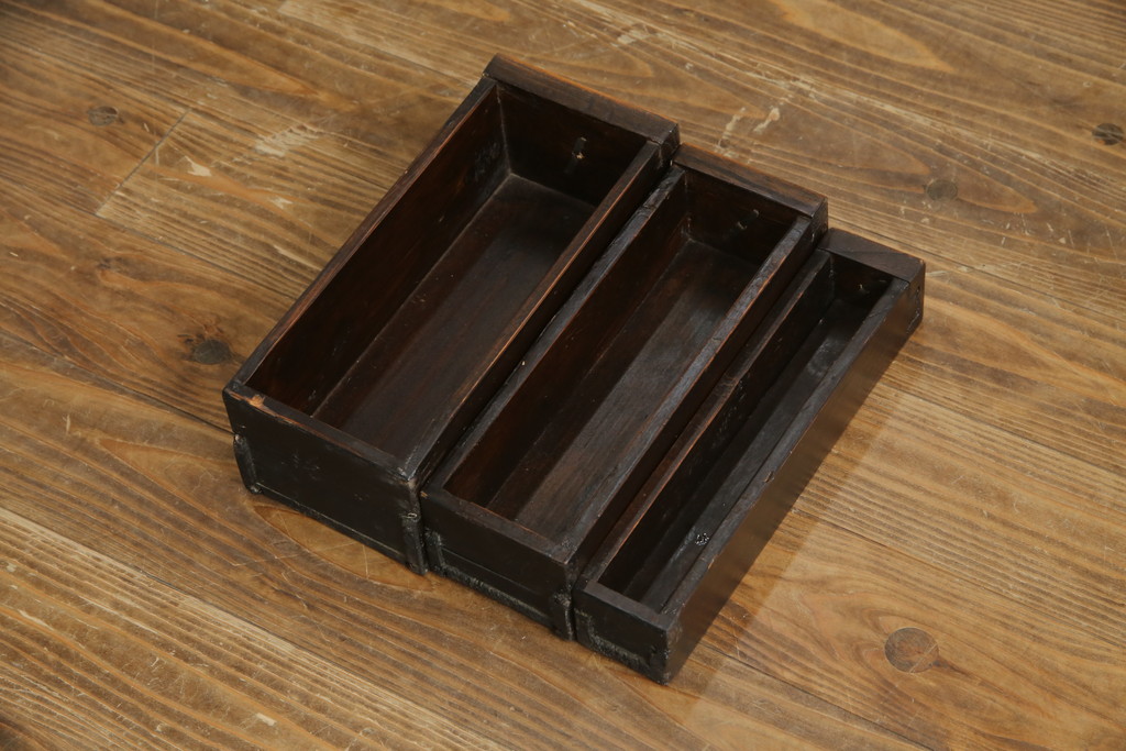 中古　アンティーク調　浮造り仕上げの小振りな二段重ね水屋箪笥(食器棚、キャビネット、収納棚、重ね戸棚、茶箪笥)(R-077934)