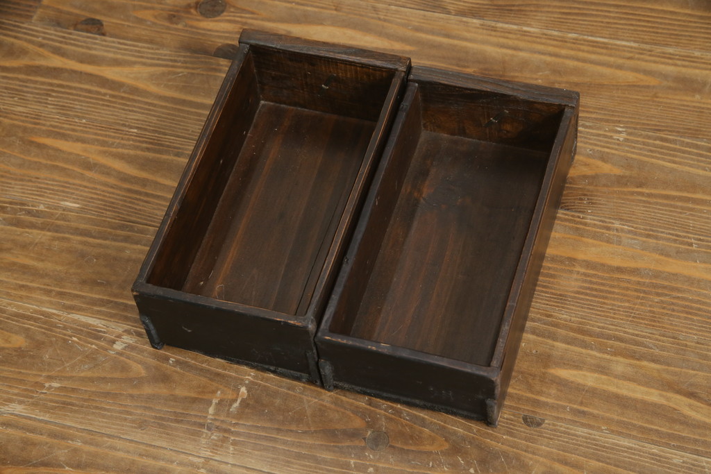 中古　アンティーク調　浮造り仕上げの小振りな二段重ね水屋箪笥(食器棚、キャビネット、収納棚、重ね戸棚、茶箪笥)(R-077934)