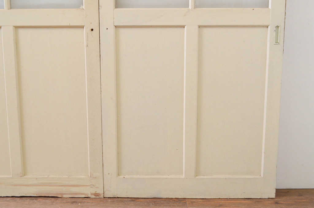 アンティーク建具　ペイント仕上げ限定　レトロな空間づくりにおすすめな古い学校の引き戸4枚セット(ガラス戸)(R-068705)