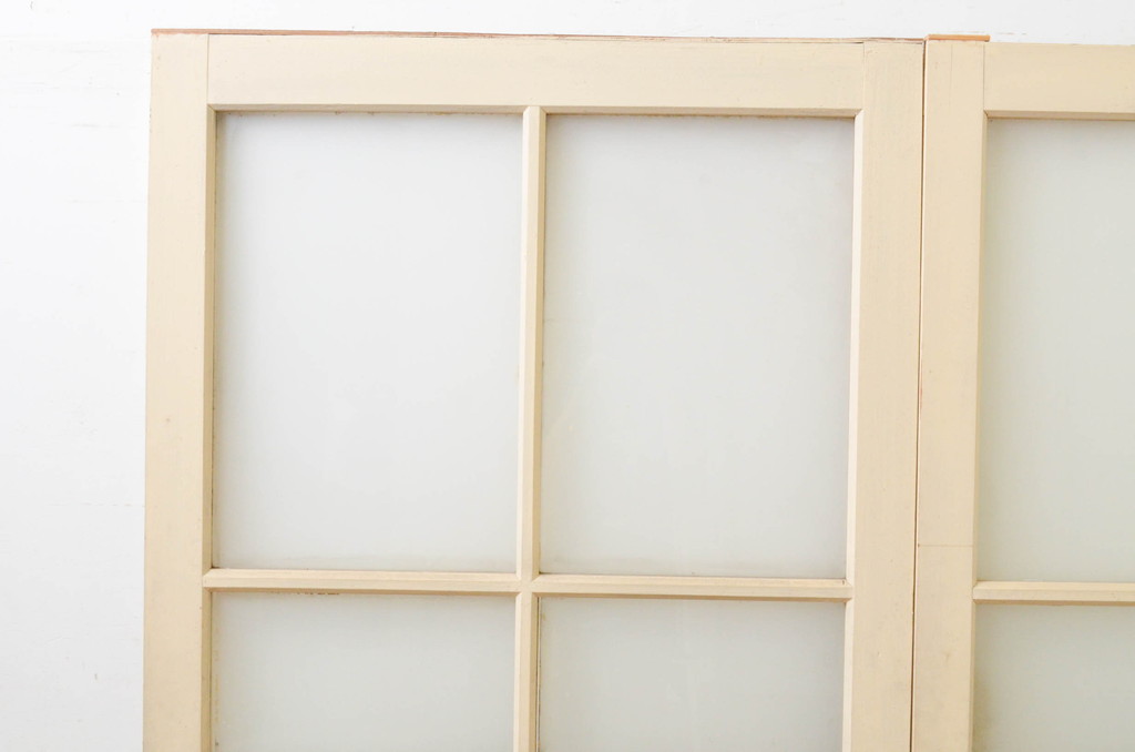 アンティーク建具　ペイント仕上げ限定　レトロな空間づくりにおすすめな古い学校のガラス戸2枚セット(引き戸)(R-068706)