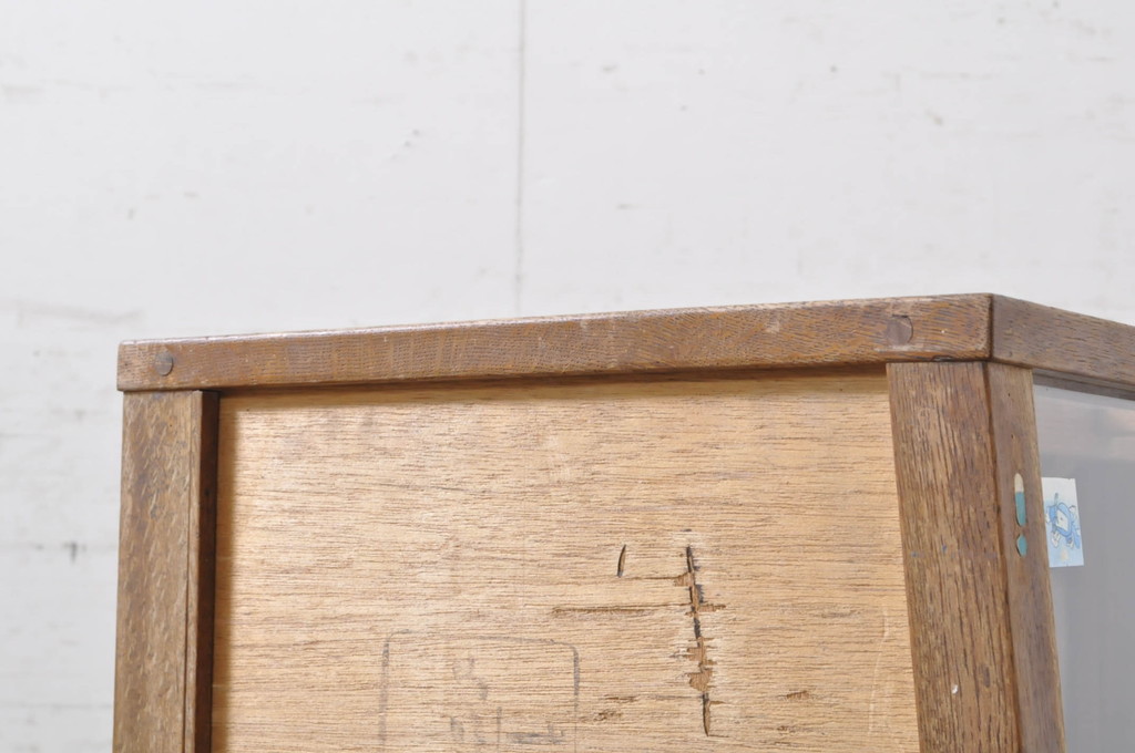 和製アンティーク　木枠　昭和レトロな佇まいが魅力の台形型ガラスケース(Gケース、ショーケース、飾り棚、陳列棚、店舗什器)(R-068955)