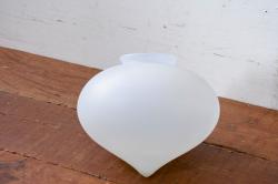《引っ掛けシーリング式ペンダントライト加工費込み》　和製アンティーク　珍品　オパールガラス　先が細く丸みのあるフォルムがしずくのようにも見える変形オーバル型のペンダントライト(吊り下げ照明、天井照明、シェード、電笠、照明カバー、洋梨型)(R-084178)