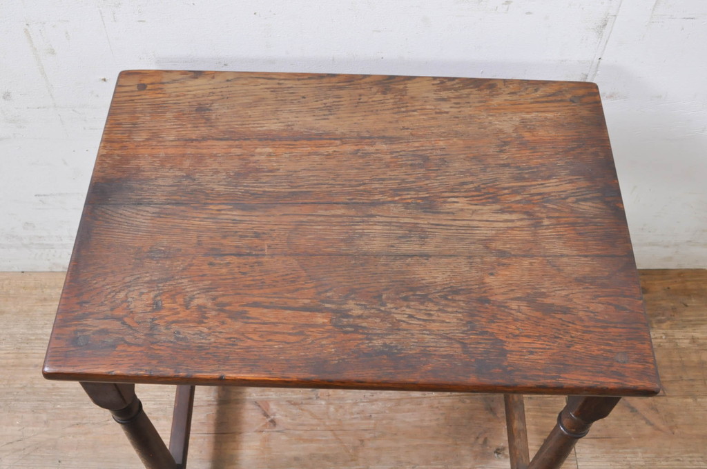 ヨーロッパアンティーク　重厚!!　オーク材　凝った作りとデザインが目を引くネストテーブル(サイドテーブル、カフェテーブル、コーヒーテーブル)(R-068594)