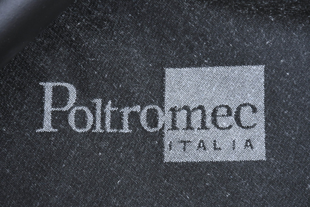 中古　Poltromec(ポルトロメック)社　ジェミニシリーズ　レザー(本革)　モダンな佇まいの1人掛けソファ(一人掛け、1Pソファ)(定価約30万円)(R-084596)