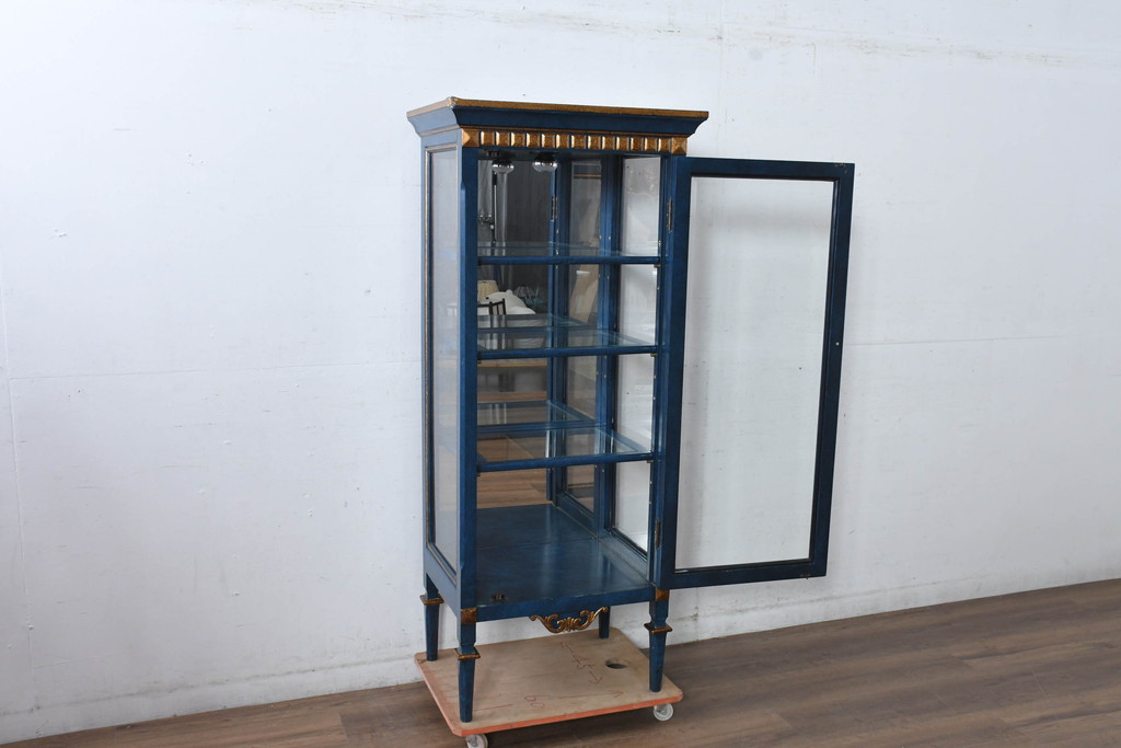 中古　小振りサイズ!!　高貴なロイヤルブルーとゴールドの装飾がクラシックで高級感あふれる縦型キュリオケース(キャビネット、ガラスケース、飾り棚、陳列棚、ショーケース)(R-084602)