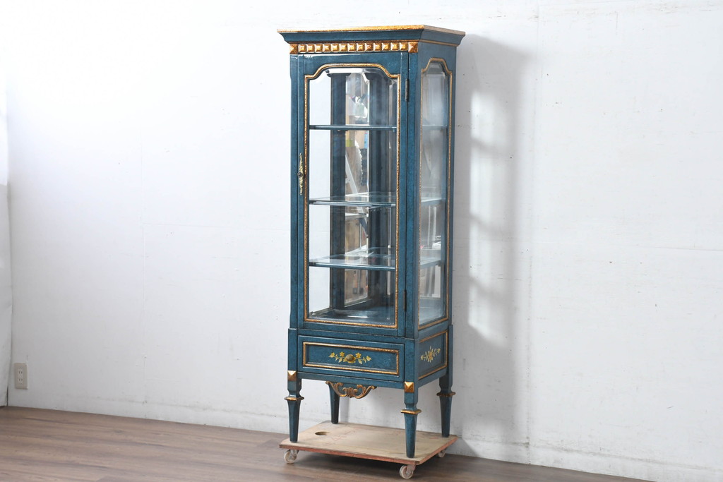 中古　高貴なロイヤルブルーとゴールドの装飾がクラシックで高級感あふれる縦型キュリオケース(キャビネット、ガラスケース、飾り棚、陳列棚、コレクションケース)(R-084603)