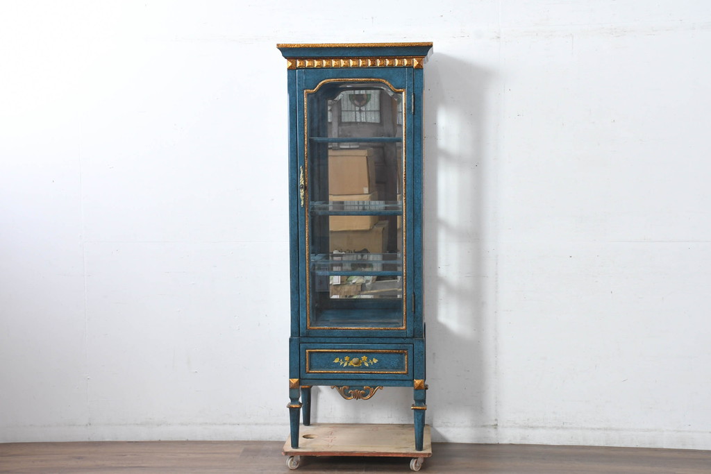 中古　高貴なロイヤルブルーとゴールドの装飾がクラシックで高級感あふれる縦型キュリオケース(キャビネット、ガラスケース、飾り棚、陳列棚、コレクションケース)(R-084603)