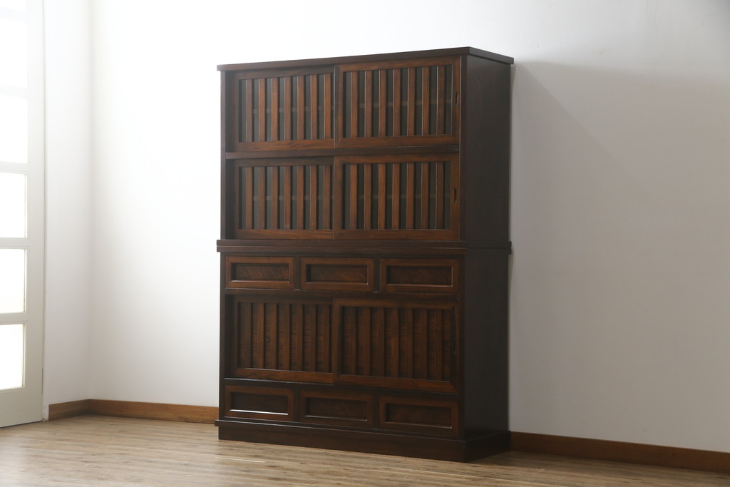 中古　美品　高級品　国産　職人手作り　総欅(ケヤキ)材　漆塗り　上質な和の空間を演出する二段重ね水屋箪笥(食器棚、茶箪笥、キャビネット、収納棚、戸棚、店舗什器)(定価約120万円)(R-076489)