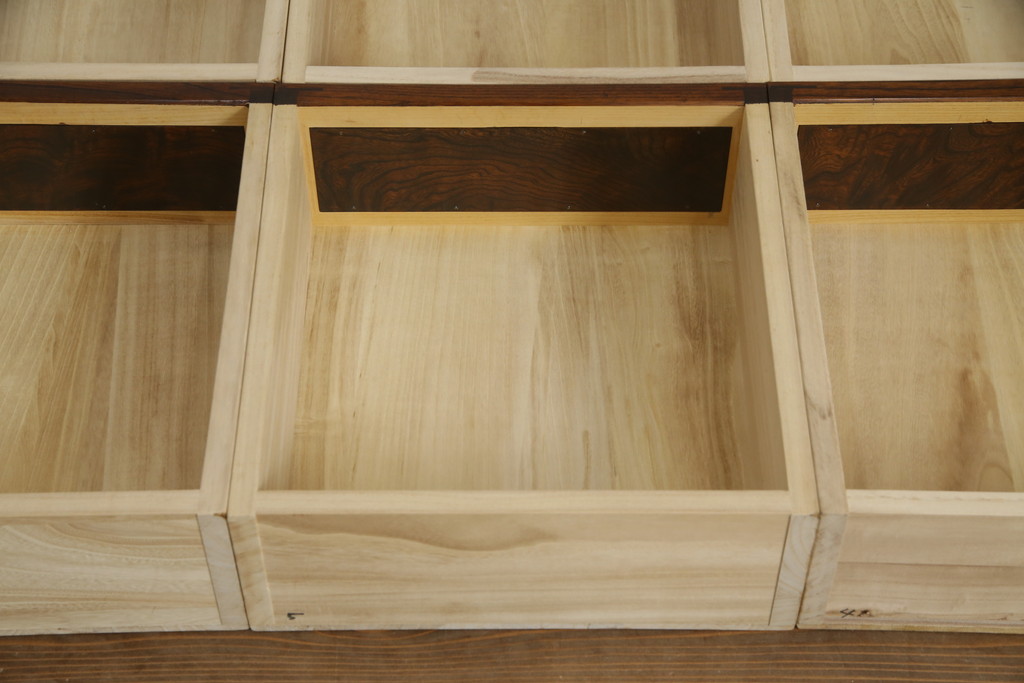 中古　美品　高級品　国産　職人手作り　総欅(ケヤキ)材　漆塗り　上質な和の空間を演出する二段重ね水屋箪笥(食器棚、茶箪笥、キャビネット、収納棚、戸棚、店舗什器)(定価約120万円)(R-076489)