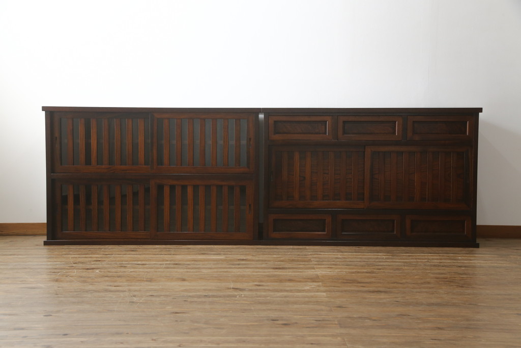 中古　美品　高級品　国産　職人手作り　総欅(ケヤキ)材　漆塗り　上質な和の空間を演出する二段重ね水屋箪笥(食器棚、茶箪笥、キャビネット、収納棚、戸棚、店舗什器)(定価約120万円)(R-076489)