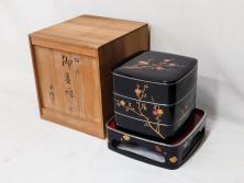 玉峰作　「梅花」　上品な梅の蒔絵が美しい御重箱&重台(木製、三段重箱、漆器、お重、共箱付き)(R-077753)