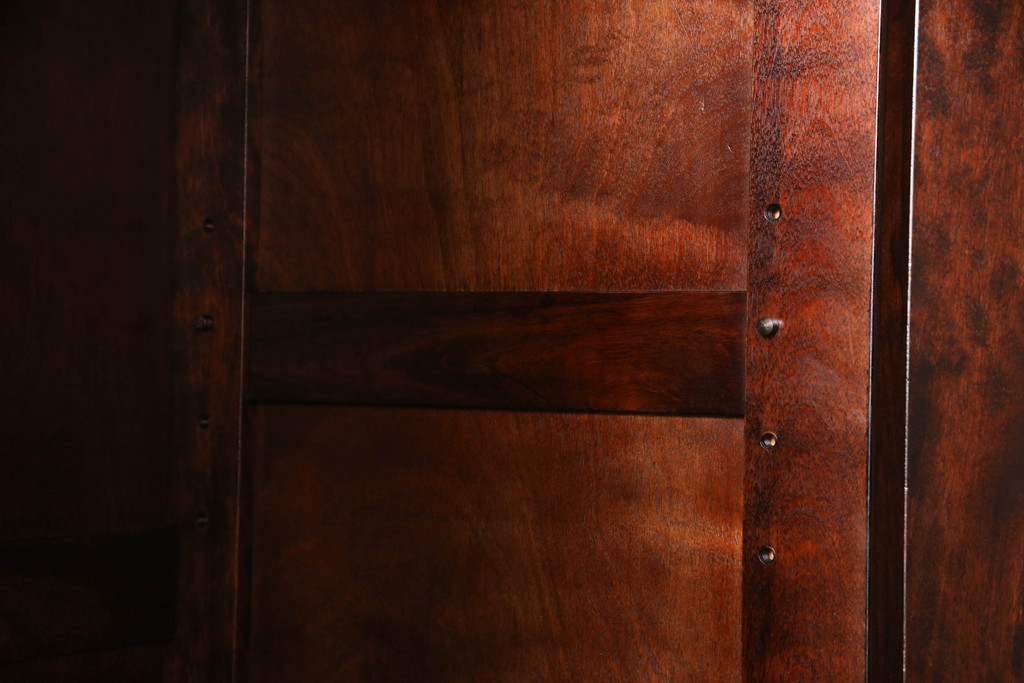 中古　高級民芸家具　カバ材　重厚感あるデザインとシックな色合いが美しいブックケース(本棚、書棚、本箱、収納棚、戸棚)(R-055859)