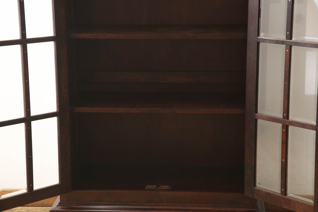 中古　高級民芸家具　カバ材　重厚感あるデザインとシックな色合いが美しいブックケース(本棚、書棚、本箱、収納棚、戸棚)(R-055859)