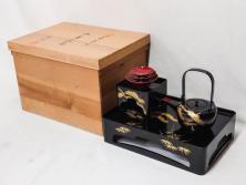 龍玉作　松竹梅の沈金彫が見事な御屠蘇器(鈴木孫次、蒔絵、漆器、木製、盃、杯、銚子、おとそ)(R-077755)