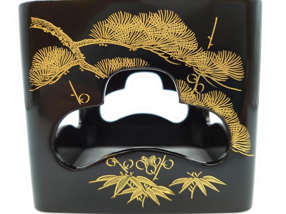 龍玉作　松竹梅の沈金彫が見事な御屠蘇器(鈴木孫次、蒔絵、漆器、木製、盃、杯、銚子、おとそ)(R-077755)