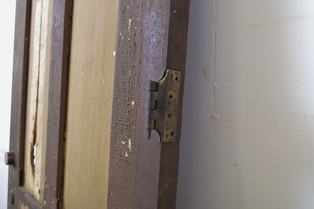 アンティーク建具　ペイント仕上げ限定　時を経て刻まれた風合いが趣あるドア1枚(扉、木製扉、玄関ドア)(R-063682)