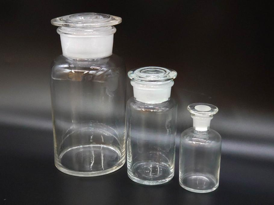 当時物　様々な用途に使える薬瓶3個セット(ガラスビン、硝子、メディシンボトル、キャニスター、筒型、フタ付き)(R-077308)