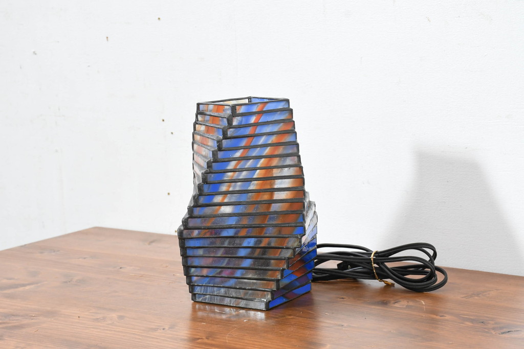 中古　希少!!　作家物!!　ステンドグラス芸術家　伊藤誠二　ゆるやかなカーブを描く幾何学フォルムが印象的なステンドグラスのテーブルスタンド(テーブルランプ、卓上照明、卓上ランプ、ナイトスタンド、ガラスアート、オブジェ)(定価約20万円)(R-084565)