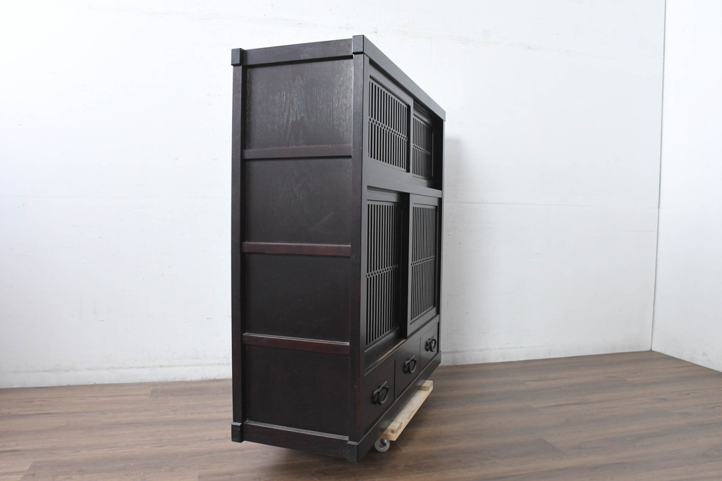 中古　美品!!　栗材　和モダン空間を彩る格子デザインの水屋箪笥(食器棚、戸棚、収納棚、キャビネット)(R-084560)