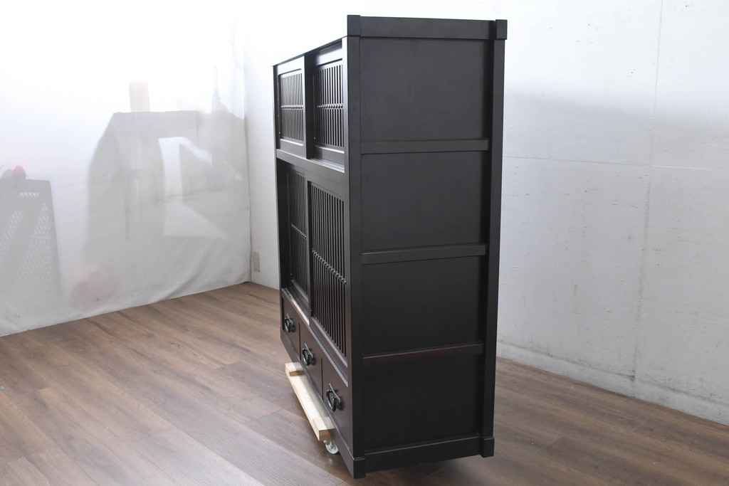 中古　美品!!　栗材　和モダン空間を彩る格子デザインの水屋箪笥(食器棚、戸棚、収納棚、キャビネット)(R-084560)