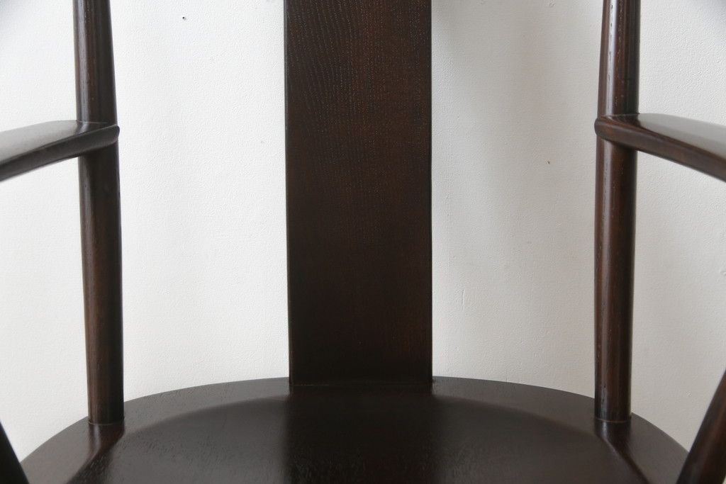 中古　美品　柏木工(カシワ木工、KASHIWA)　希少な廃盤品　ナラ材　身体に馴染むデザインと落ち着いた色味が魅力的なアームチェア(ダイニングチェア、板座チェア、椅子、イス、いす)(R-074030)