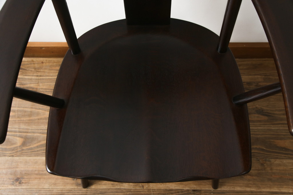 中古　美品　柏木工(カシワ木工、KASHIWA)　希少な廃盤品　ナラ材　身体に馴染むデザインと落ち着いた色味が魅力的なアームチェア(ダイニングチェア、板座チェア、椅子、イス、いす)(R-074030)