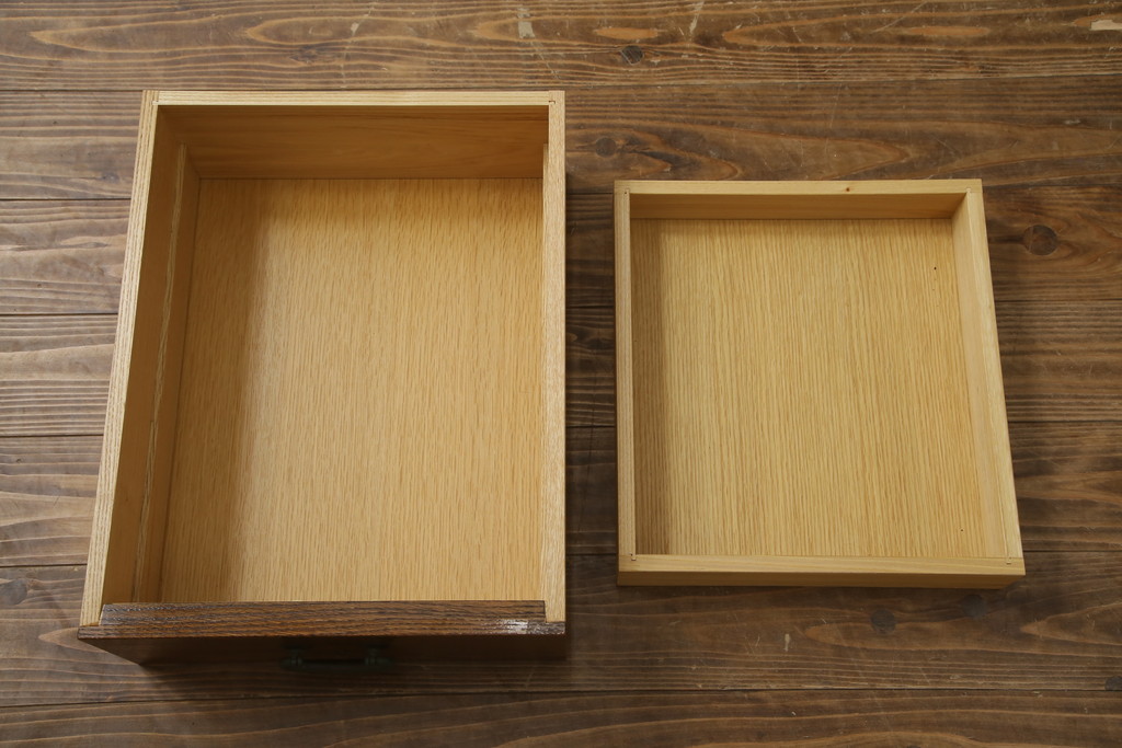 中古　美品　ナラ材　和モダンな空間づくりにおすすめの二段重ね水屋箪笥(重ね箪笥、食器棚、収納棚、重ね戸棚、キャビネット)(R-077831)