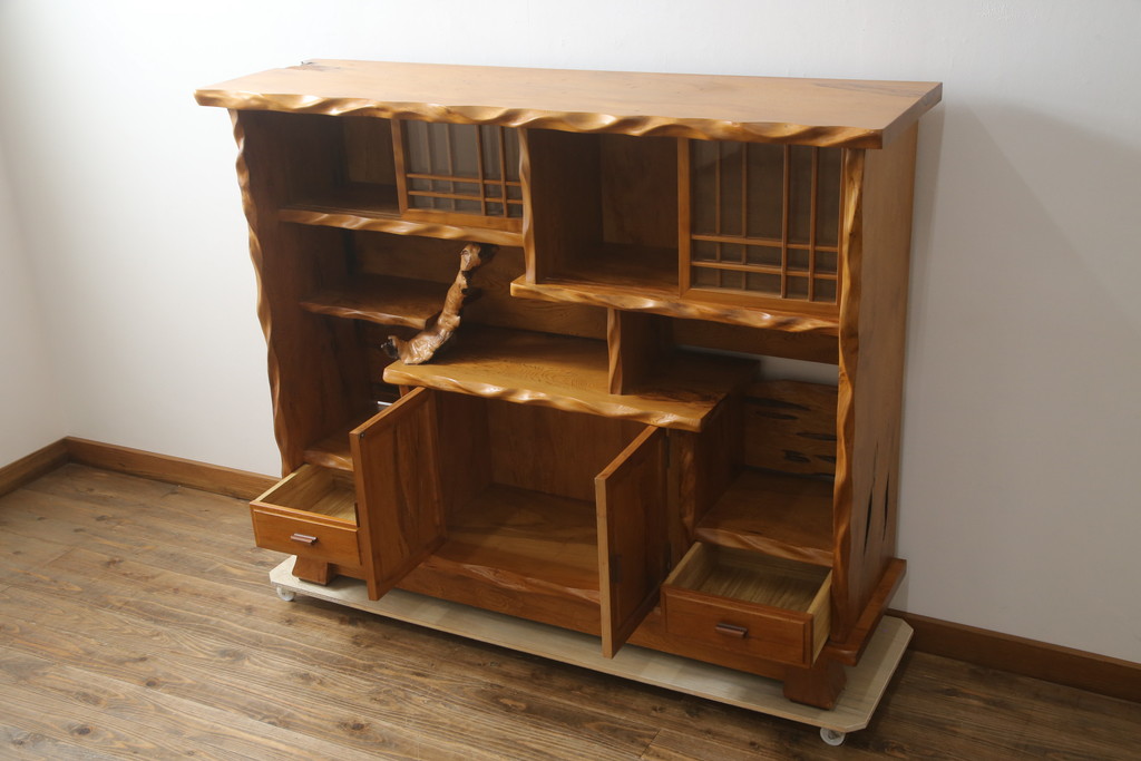 中古　美品　屋久杉　漆塗り　美しい木の風合いを堪能できる茶箪笥(飾り棚、違い棚、茶棚、戸棚、収納棚)(定価約250万円)(R-077834)