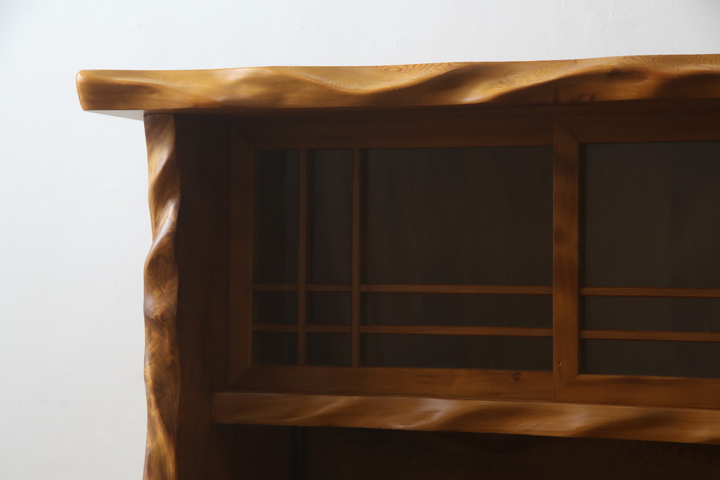 中古　美品　屋久杉　漆塗り　美しい木の風合いを堪能できる茶箪笥(飾り棚、違い棚、茶棚、戸棚、収納棚)(定価約250万円)(R-077834)