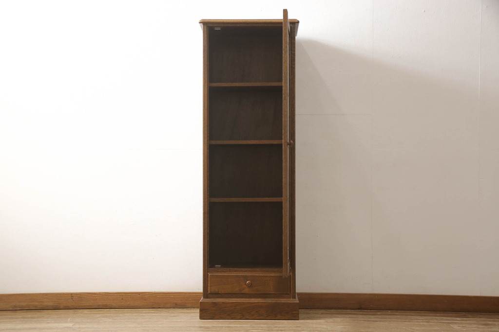 中古　カントリーハウス　クラシカルな佇まいが魅力的!!ステンドグラス入りの縦型キャビネット(収納棚、戸棚、ブックケース、本箱、飾り棚)(R-062309)