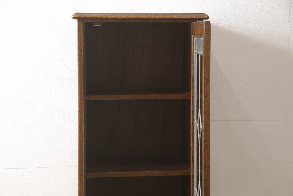 中古　カントリーハウス　クラシカルな佇まいが魅力的!!ステンドグラス入りの縦型キャビネット(収納棚、戸棚、ブックケース、本箱、飾り棚)(R-062309)