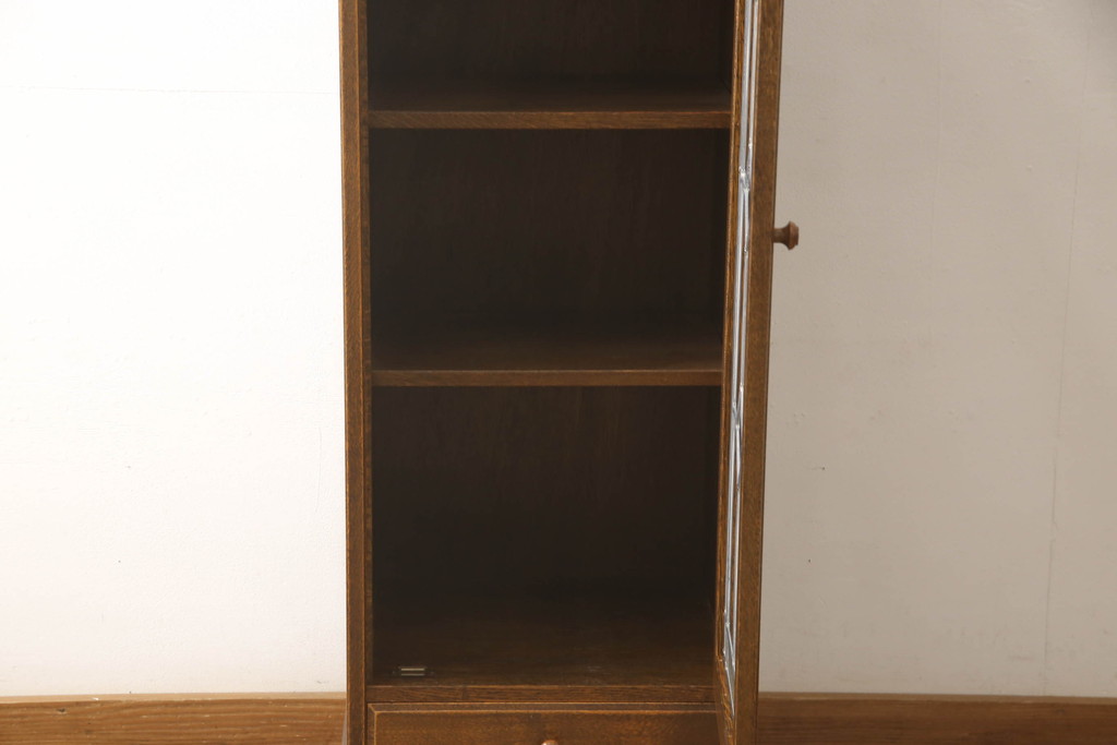 中古　カントリーハウス　クラシカルな佇まいが魅力的!!ステンドグラス入りの縦型キャビネット(収納棚、戸棚、ブックケース、本箱、飾り棚)(R-062309)