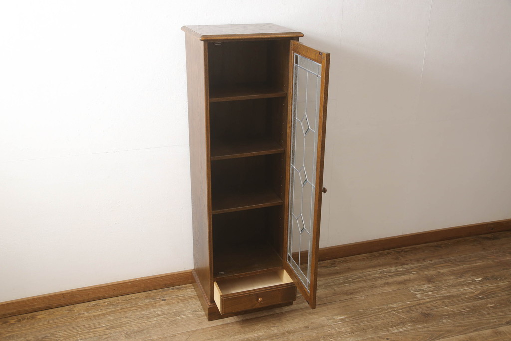 中古　カントリーハウス　クラシカルな佇まいが魅力的!!ステンドグラス入りの縦型キャビネット(収納棚、戸棚、ブックケース、本箱、飾り棚)(R-062309)