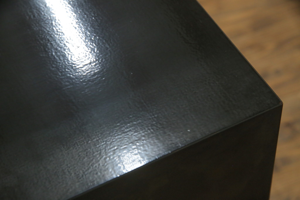 中古　希少デザイン　内部桐材　伝統的な根來塗り(ねごろぬり)が施されたモダンなデザインの金具付き和箪笥(根来塗り、桐箪笥、桐たんす、整理箪笥、衣装箪笥、引き出し、チェスト)(R-075449)