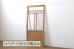 格子帯戸3枚をリペア&カスタム!ご希望に合わせてリサイズし、収納用の開き戸として加工。既存引手は埋め木処理し、ガラスは当店オリジナルの麻の葉紋様ガラスへ交換。剥離処理は行わず色味は当店商品を参考に着色。(板戸、建具、引き戸)