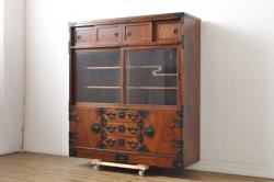 【セミオーダー家具実例】明治〜大正時代の戸棚に高品質リペアを施しました。建具ガラスはクリアガラスへ交換し、使いやすいよう引手を取り付け。天板は杉材の板にて新たに張り替えました。内部には棚板を1枚追加、それに合わせて棚受けも増設。レトロなねじ込み錠を取り付けて仕上げました。(ガラス戸棚、キャビネット、収納棚、食器棚)