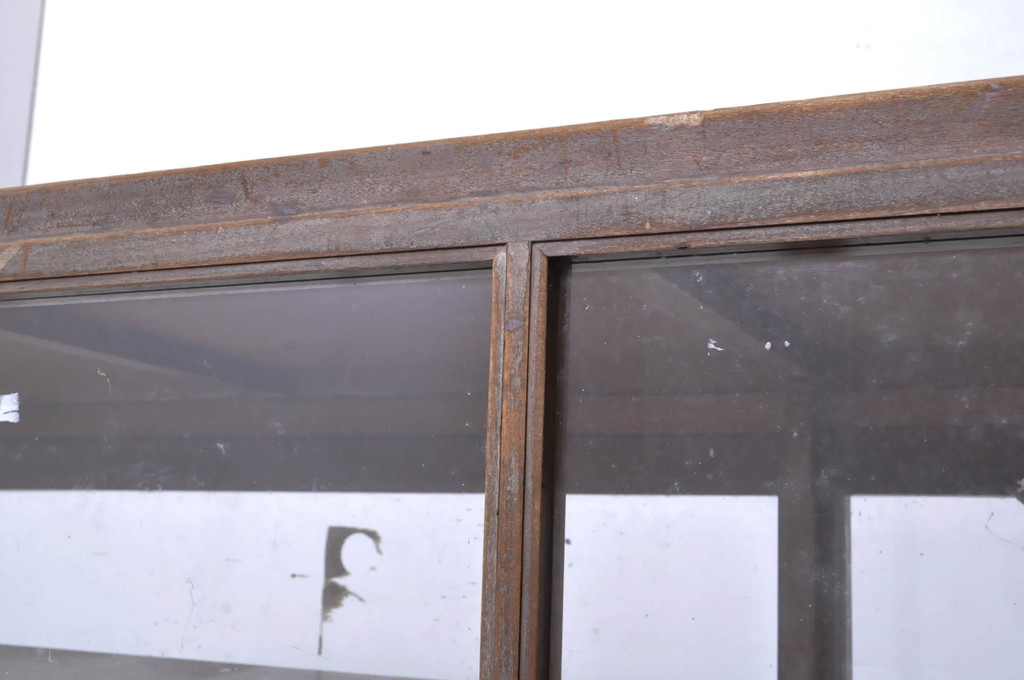 和製アンティーク　ガラス天板・ガラス棚板リメイク　時代の流れを感じる風合いが魅力の大振りなカウンターガラスケース(ショーケース、飾り棚、陳列棚、店舗什器)(R-063831)
