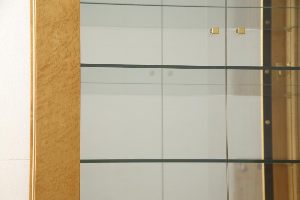 中古　美品　バーズアイメープル　SPRENDOR(スプレンダー)　特徴的な杢目と直線的なデザインが美しいキャビネット(定価約48万円)(飾り棚、陳列棚、キュリオケース、ガラスケース)(R-053351)