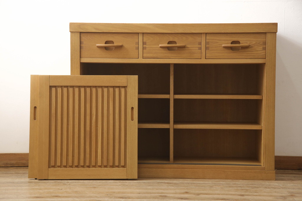 中古　美品　国産手造り家具　タモ材　和モダンの雰囲気高める水屋箪笥サイドボード(サイドキャビネット、戸棚、収納棚、引き出し)(R-063481)