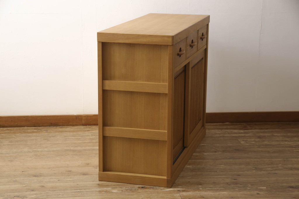 中古　美品　国産手造り家具　タモ材　和モダンの雰囲気高める水屋箪笥サイドボード(サイドキャビネット、戸棚、収納棚、引き出し)(R-063481)
