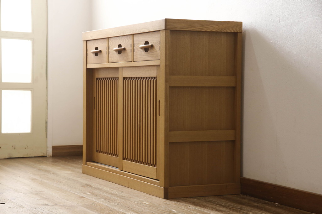 中古　美品　国産手造り家具　タモ材　和モダンの雰囲気高める水屋箪笥サイドボード(サイドキャビネット、戸棚、収納棚、引き出し)(R-063481)
