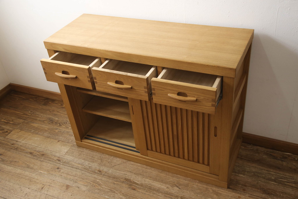 中古　美品　国産手造り家具　タモ材　和モダンの雰囲気高める水屋箪笥サイドボード(サイドキャビネット、戸棚、収納棚、引き出し)(R-063481)