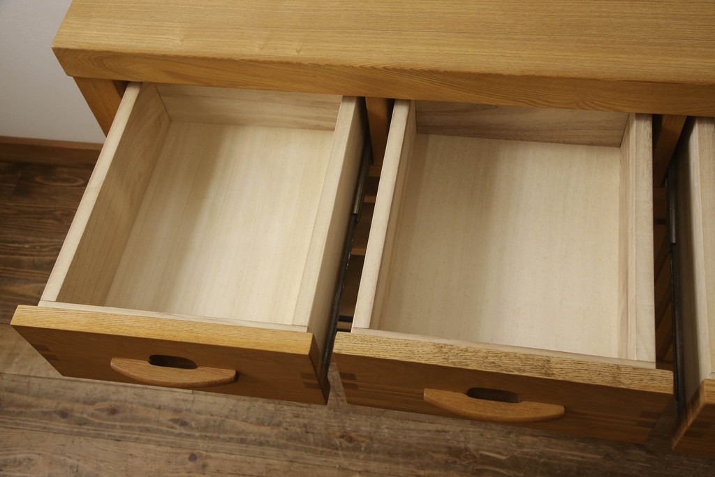 中古　美品　国産手造り家具　タモ材　和モダンの雰囲気高める水屋箪笥サイドボード(サイドキャビネット、戸棚、収納棚、引き出し)(R-063481)