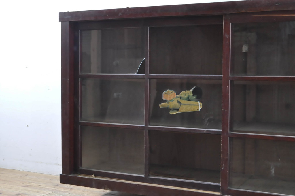 和製アンティーク　漆塗り　使い込まれた風合いが味のあるガラス戸棚サイドボード(収納棚、水屋箪笥、食器棚、サイドキャビネット)(R-063834)