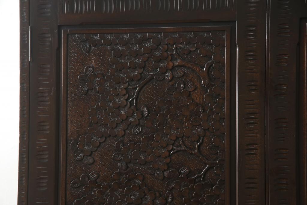 中古　伝統工芸・軽井沢彫り　大坂屋製　満開に咲く桜の彫りが見事なワードローブ(洋服タンス)(R-048139)