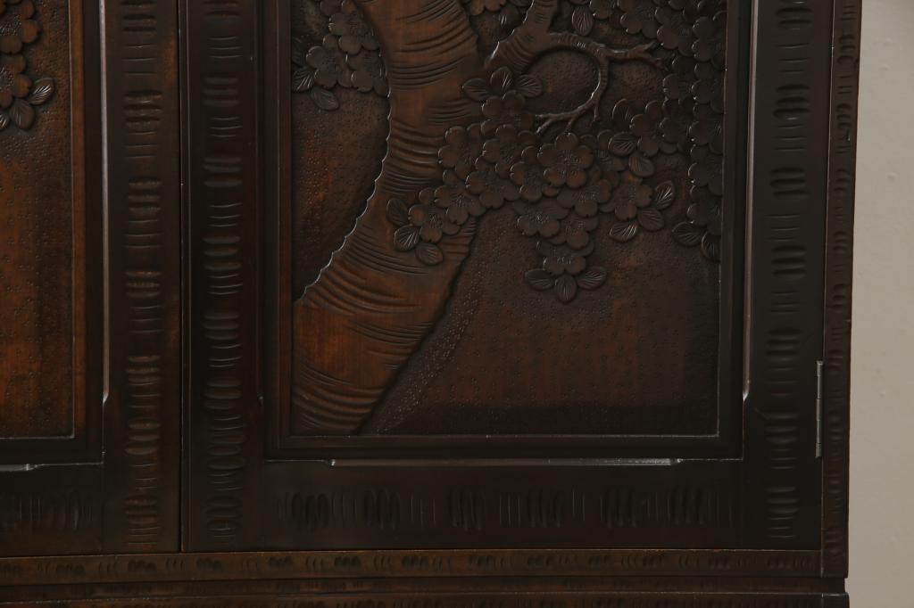 中古　伝統工芸・軽井沢彫り　大坂屋製　満開に咲く桜の彫りが見事なワードローブ(洋服タンス)(R-048139)