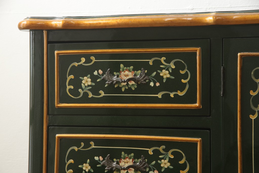 中古　美品　イタリア家具　 ハンドペイントと取っ手の意匠がかわいらしいサイドボード(サイドキャビネット、チェスト、引き出し、リビングボード)(R-056497)