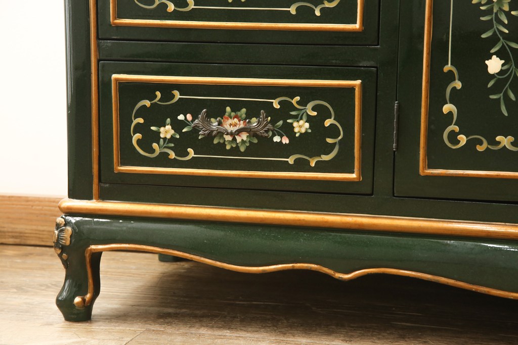 中古　美品　イタリア家具　 ハンドペイントと取っ手の意匠がかわいらしいサイドボード(サイドキャビネット、チェスト、引き出し、リビングボード)(R-056497)