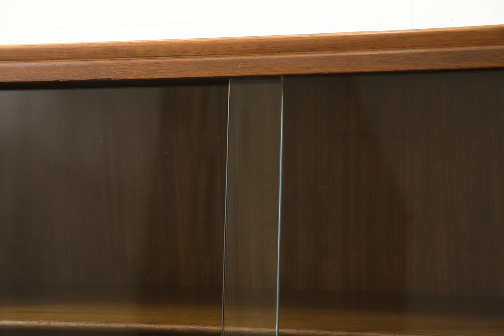 ヴィンテージ家具　北欧ビンテージ　チーク材　北欧スタイルにおすすめのキャビネット(ガラス戸棚、収納棚、飾り棚)(R-049476)