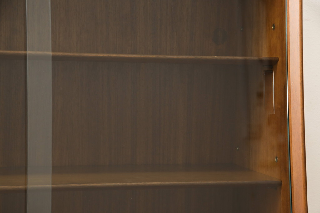 ヴィンテージ家具　北欧ビンテージ　チーク材　北欧スタイルにおすすめのキャビネット(ガラス戸棚、収納棚、飾り棚)(R-049476)